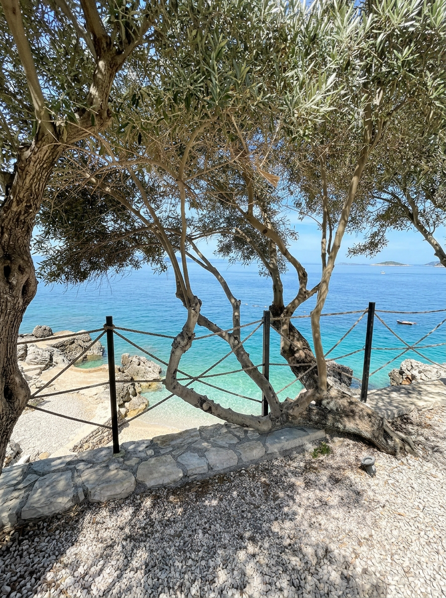 Albanese Ionische kust met turquoise water en kliffen